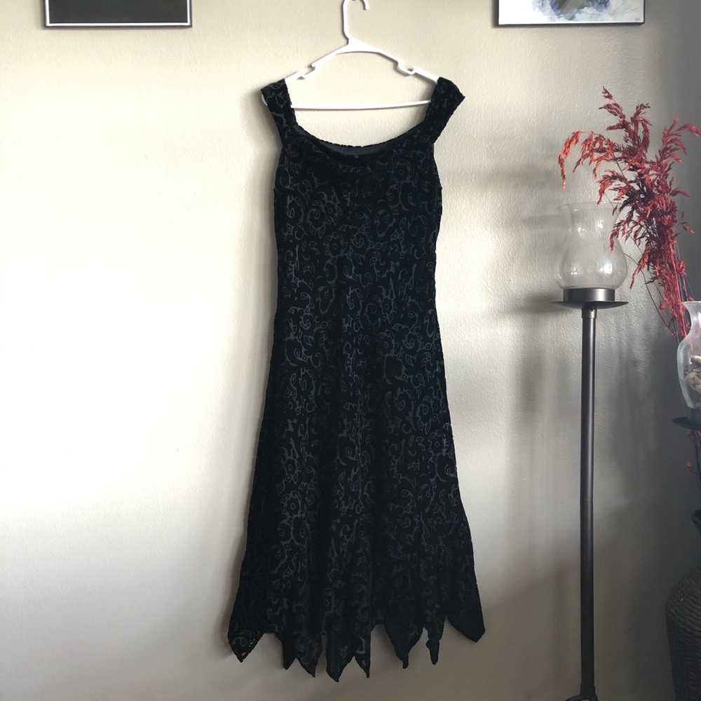 Ronni Nicole Vintage Velvet Midi Dress